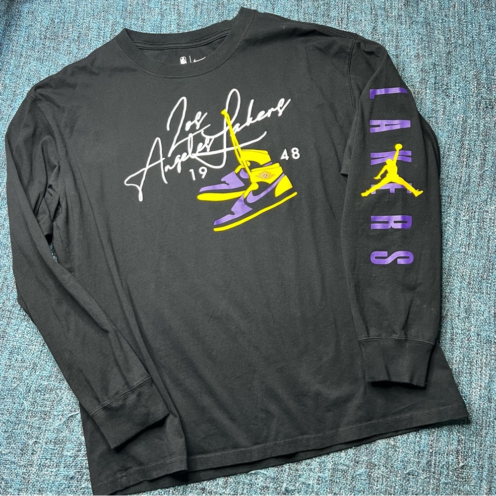 Nike Men's Los Angeles Lakers Basketball Long Sleeve T-Shirt in Black Purple